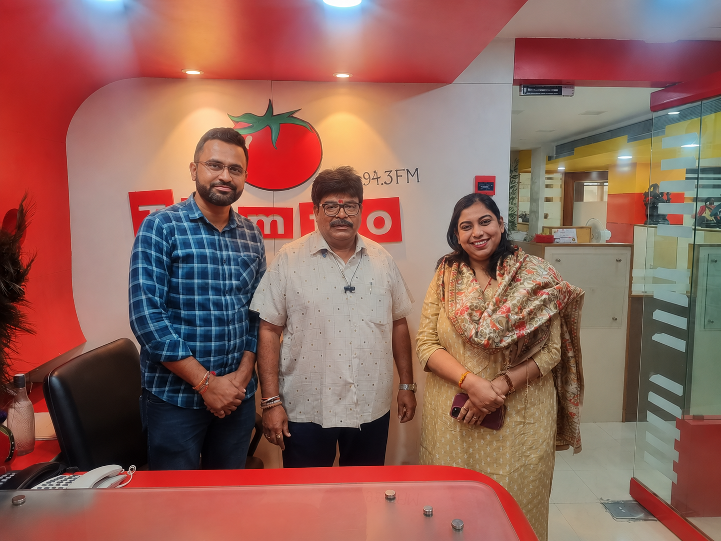 Hemant Divekar with RJ Sneha and RJ Bol-Bachan at Tomato FM 94.3